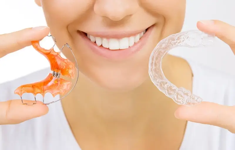 Czym się r&oacute;żni Clear Aligner od Invisalign?